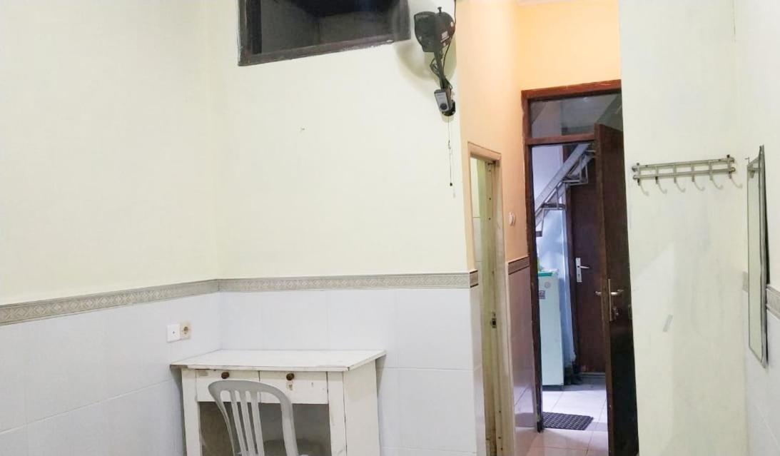 Hotel D'Kost Ketintang Surabaya Esterno foto