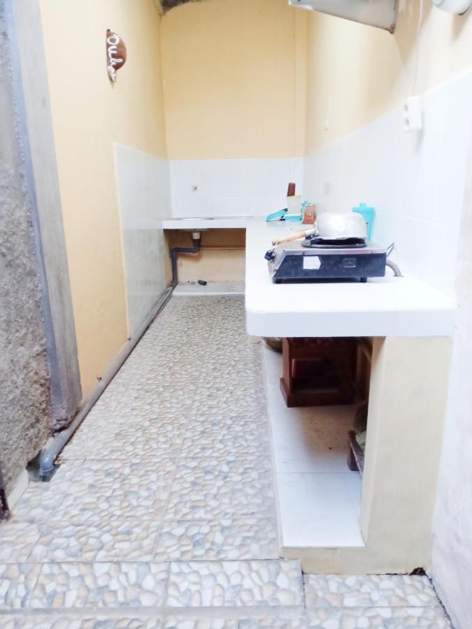 Hotel D'Kost Ketintang Surabaya Esterno foto