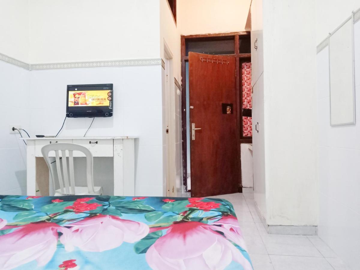 Hotel D'Kost Ketintang Surabaya Esterno foto